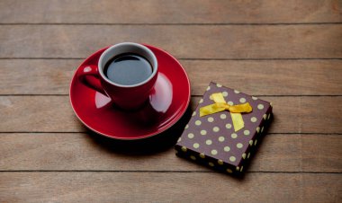 Kahve ile hediye kutusu ahşap arka plan üzerinde 