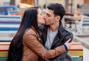 Genç adam genç bir kız öpüşme 