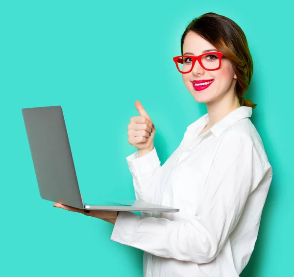 Portrait Beautiful Smiling Young Woman Laptop Wonderful Studio Green Background — Stock Photo, Image