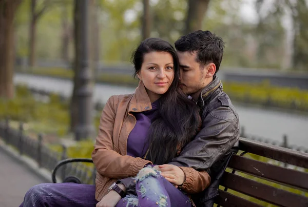 Casal Jovem Beijando Banco Primavera Odessa Ucrânia — Fotografia de Stock