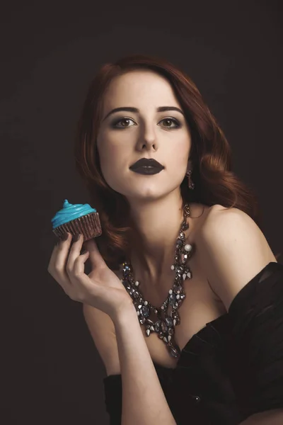 Chica Misteriosa Ropa Negra Con Cupcake Azul Sobre Fondo Negro —  Fotos de Stock