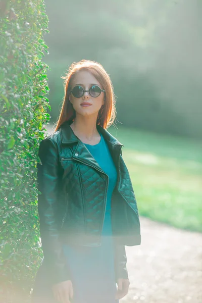 Chica Pelirroja Joven Gafas Sol Parque Versalles Verano — Foto de Stock