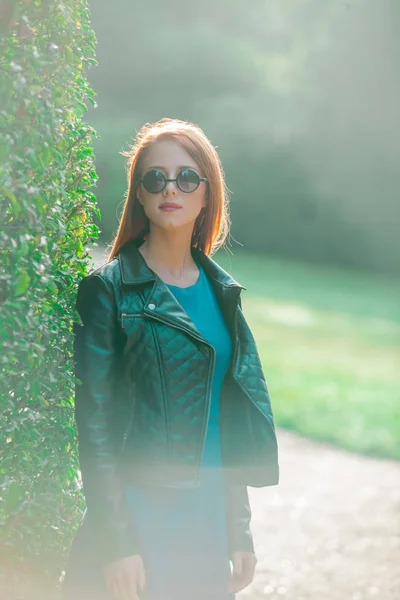 Jeune Rousse Lunettes Soleil Dans Parc Versailles Été — Photo