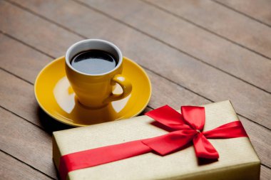 Kahve ile hediye kutusu ahşap arka plan üzerinde 