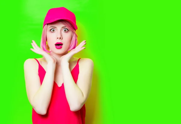 Retrato Hermosa Mujer Joven Sorprendida Tapa Fondo Maravilloso Estudio Verde — Foto de Stock