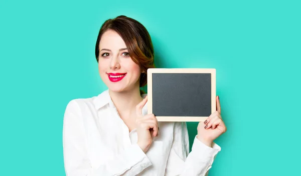 Portret Van Mooie Lachende Jonge Vrouw Met Een Leeg Bord — Stockfoto