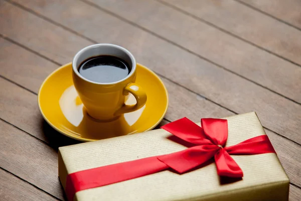 Tazza Caffè Con Confezione Regalo Sfondo Legno — Foto Stock