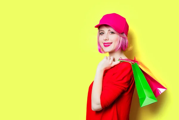 Retrato Bela Jovem Sorridente Com Sacos Compras Maravilhoso Estúdio Amarelo — Fotografia de Stock