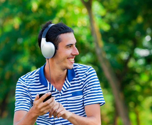 Jeune Homme Caucasien Avec Écouteurs Écoutant Une Musique Écouteurs Dans — Photo