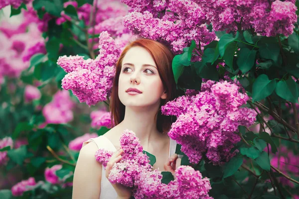 Menina Ruiva Jovem Vestido Branco Perto Arbustos Lilás Parque Temporada — Fotografia de Stock