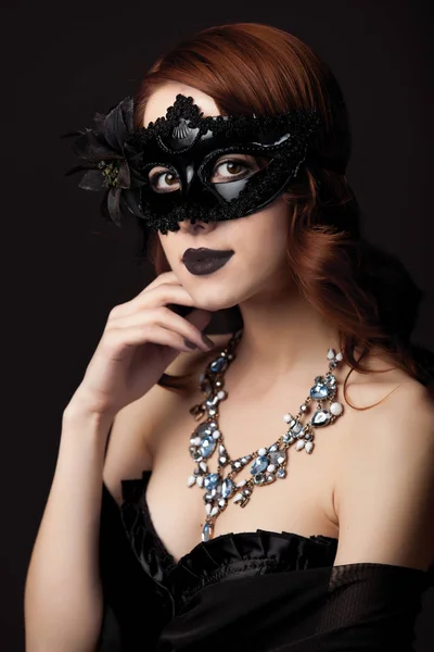 Gizemli Kız Maske Siyah Arka Plan Üzerine Siyah Giysili — Stok fotoğraf