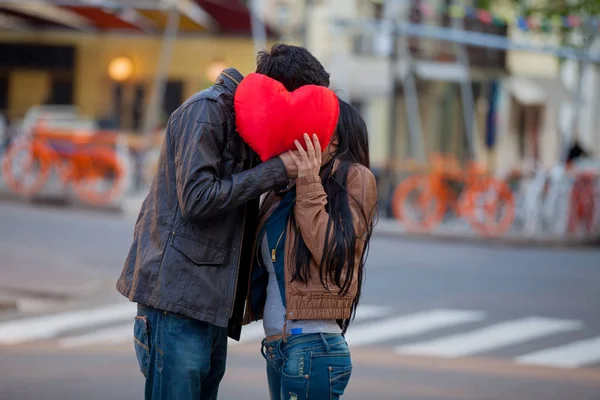 Jeune Couple Avec Jouet Forme Coeur Embrassant Dans Rue Printemps — Photo