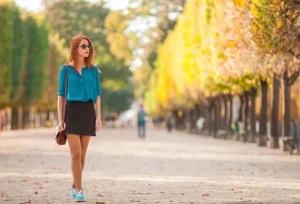 Junge Rothaarige Frau Mit Sonnenbrille Auf Den Straßen Von Paris — Stockfoto