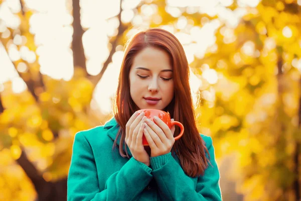 Fille Rousse Manteau Couleur Menthe Avec Tasse Boisson Sur Parc — Photo