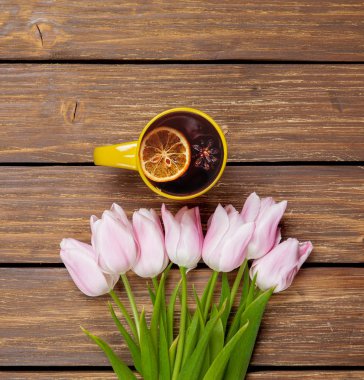 Ahşap arka plan bahar Lale ile İngilizce çay