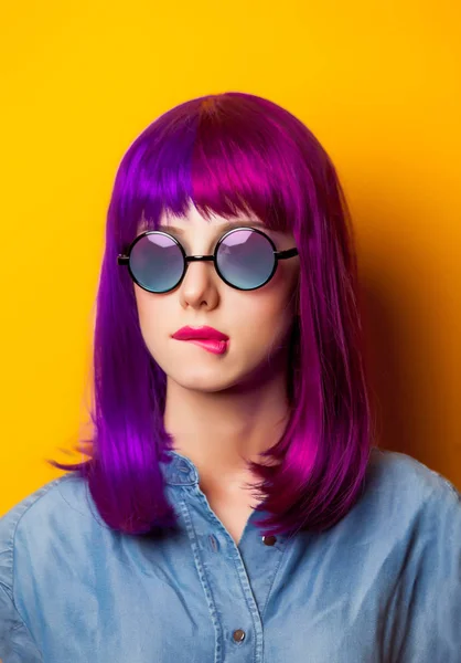 紫髪とサングラス黄色の背景の少女 — ストック写真