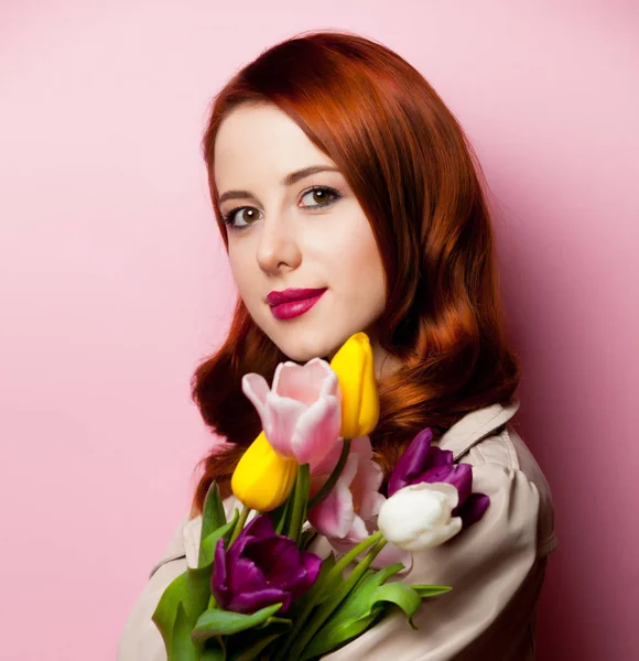 Молода Руда Жінка Плащі Букетом Тюльпанів Рожевому Фоні — стокове фото