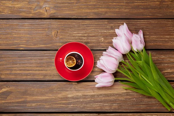 Taza Inglés Con Tulipanes Primavera Sobre Fondo Madera — Foto de Stock