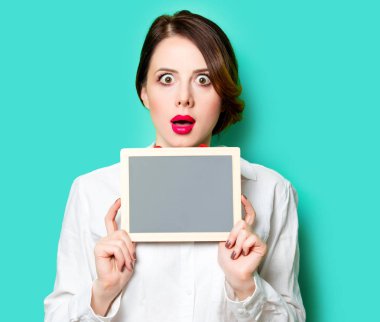 Tahtası olan genç bir kadın