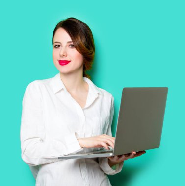 Dizüstü bilgisayarı olan genç kadın