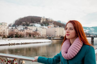 Salzburg, Avusturya için Nehri yakınında montlu genç Kızıl saçlı kız 