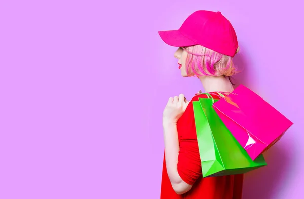 Jeune femme avec des sacs à provisions — Photo