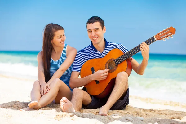 Dalam cinta pasangan dalam pakaian biru dengan gitar — Stok Foto