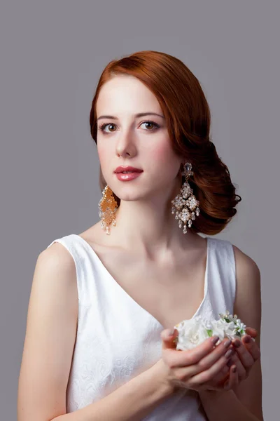 Mujer con aretes y flores —  Fotos de Stock