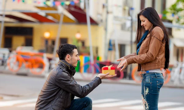 Jeune Homme Donnant Cadeau Comme Une Jeune Fille Dans Rue — Photo