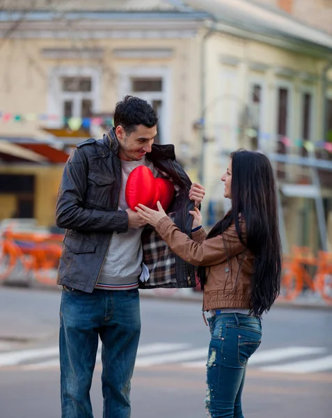 年轻人给一个心脏形状玩具作为礼物对女孩在街道上 敖德萨 乌克兰 — 图库照片