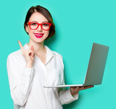 harika stüdyo yeşil arka plan üstünde laptop ile güzel gülümseyen genç kadın portresi