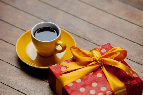 Tazza Caffè Con Confezione Regalo Sfondo Legno — Foto Stock