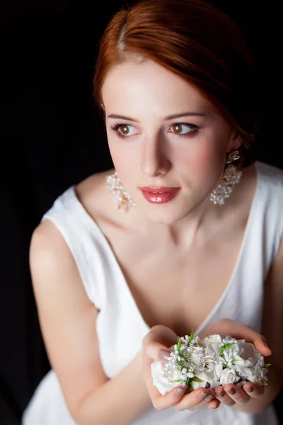 Retrato Mujer Pelirroja Joven Con Pendientes Flores Gran Tamaño Sobre — Foto de Stock
