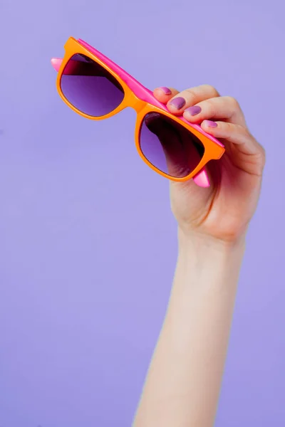 Женщина Держит Оранжевые Очки Фиолетовом Фоне — стоковое фото