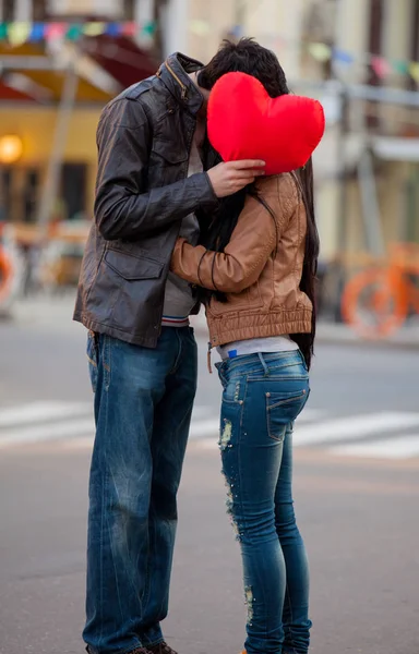 Coppia Giovane Con Giocattolo Forma Cuore Che Bacia Strada Primavera — Foto Stock