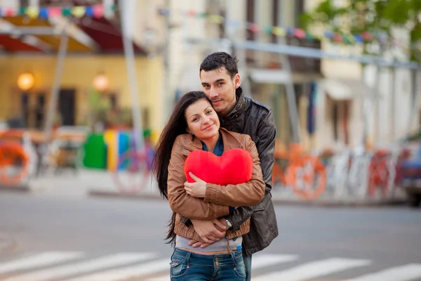 一对年轻夫妇拥抱在 Streen 的第一次约会 敖德萨 乌克兰 — 图库照片