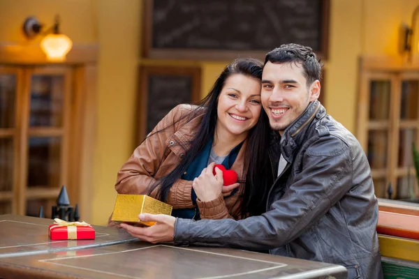 Jonge Man Geven Van Een Gift Een Jong Meisje Straat — Stockfoto