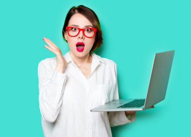 harika stüdyo yeşil arka plan üstünde laptop ile güzel sürpriz genç kadın portresi