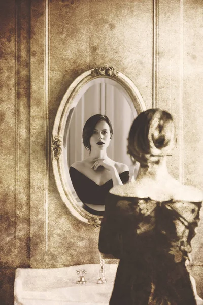 素敵な鏡で自分自身を見ている美しい若い女性の肖像画 古いカラー画像のスタイルの写真 — ストック写真