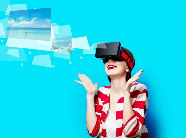 Portret Van Mooie Jonge Vrouw Met Virtuele Realiteit Gadget Blauwe — Stockfoto