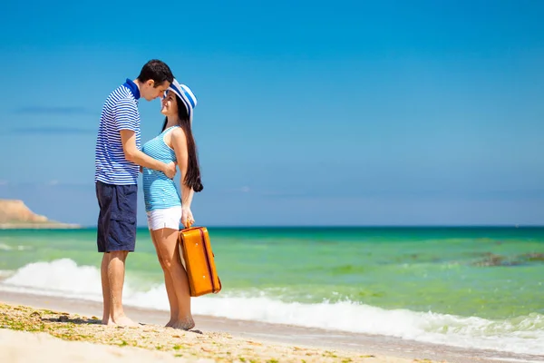 Verliebtes Paar Blauer Kleidung Mit Koffer Sommer Strand — Stockfoto