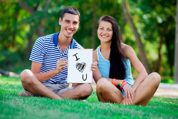 若い愛メモ帳緑夏の公園でのカップル — ストック写真
