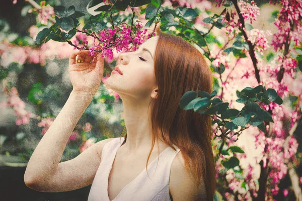 Jeune Fille Rousse Robe Blanche Debout Près Arbre Des Buissons — Photo