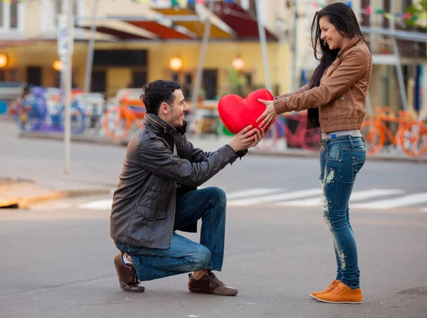 Jeune Homme Donnant Jouet Forme Coeur Comme Cadeau Une Jeune — Photo