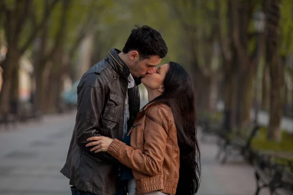 Jeune Couple Embrassant Dans Rue Printemps Odessa Ukraine — Photo