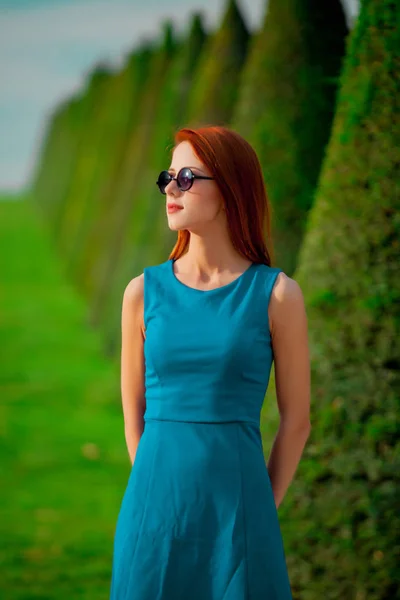 Jeune Rousse Lunettes Soleil Dans Parc Versailles Été — Photo