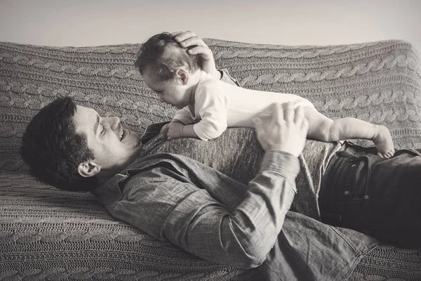 Jeune Père Bébé Garçon Intérieur Maison — Photo