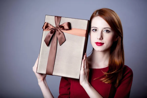 Junge Rothaarige Mädchen Mit Geschenkbox Auf Grauem Hintergrund — Stockfoto