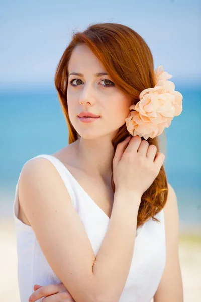 Рыжая девушка на пляже летом — стоковое фото