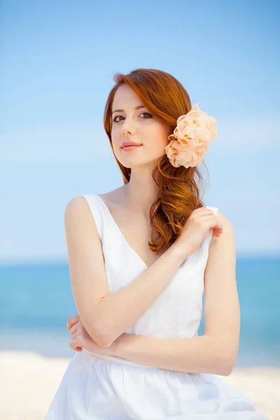 Redhead κορίτσι στην παραλία το καλοκαίρι — Φωτογραφία Αρχείου
